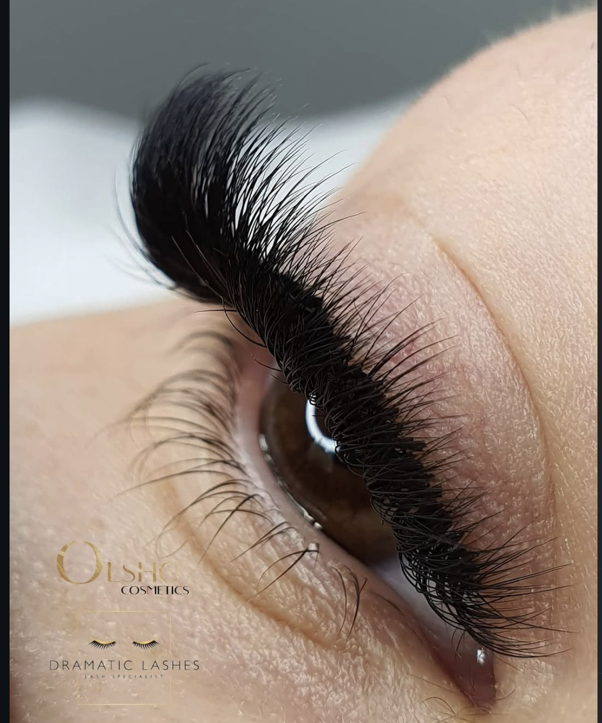 Nahaufnahme dramatischer Wimpern von OLSHO Cosmetics